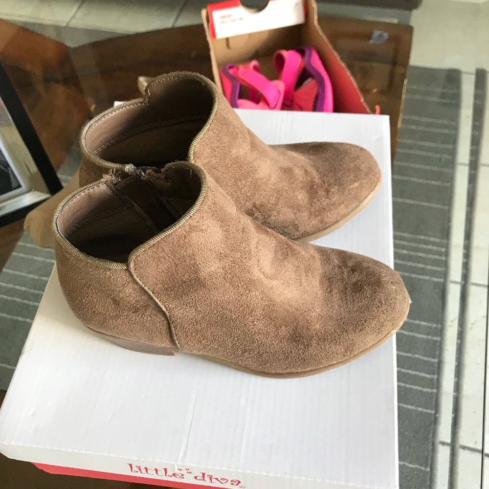 Girls beige/ tan ankles boots sz. 11c